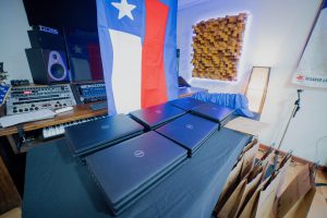 Comunidades afectadas por incendios reciben computadores e internet gratuito en Región del Biobío