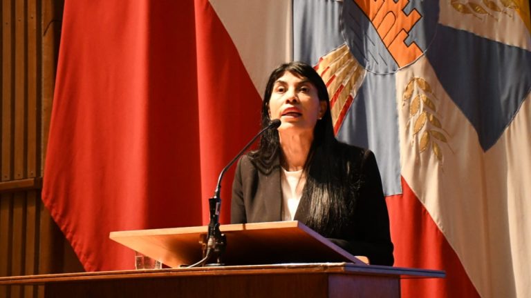 VIDEO - Ministra de Ciencias, Ximena Lincolao, es agredida y rociada con agua en medio de protesta en UACh