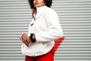 Polerones mujer oversize vs ajustados: Cuál está más en tendencia