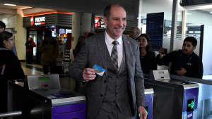 Ministro de Grange descarta saturación en transporte público y asegura que traspaso de usuarios de auto 