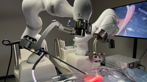 MARS, el robot quirúrgico creado por un doctor chileno que promete reducir las listas de espera