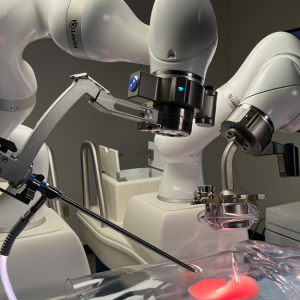 MARS, el robot quirúrgico creado por un doctor chileno que promete reducir las listas de espera