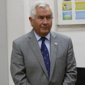 Exministro Enrique Paris y recortes en Salud: 