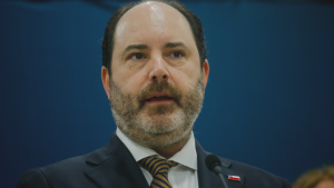 Ministro del Trabajo no descarta despidos masivos en sector público: 