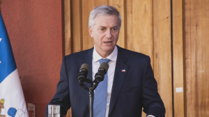 Kast toma distancia de sus propios ministros y defiende que hospitales y consultorios reporten a migrantes