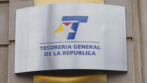 Golpe a Tesorería: Contraloría revoca retención de devolución de impuestos para pagar deudas del CAE
