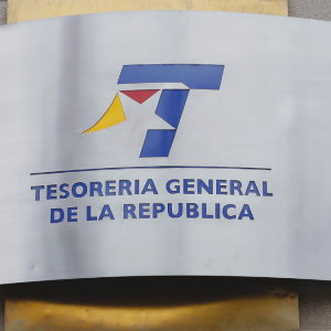 Golpe a Tesorería: Contraloría revoca retención de devolución de impuestos para pagar deudas del CAE