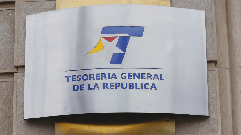 Golpe a Tesorería: Contraloría revoca retención de devolución de impuestos para pagar deudas del CAE