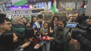 Chilenos de flotilla Global Sumud arriban al país: 
