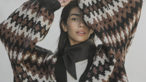 Primeros Pueblos lanza su primera colección de sweaters tejidos a mano junto a artesanas rurales de La Araucanía