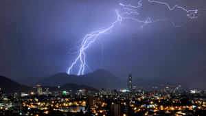 Lluvia en la Región Metropolitana: en qué zonas llegará con tormentas eléctricas y vientos de hasta 60 k/h