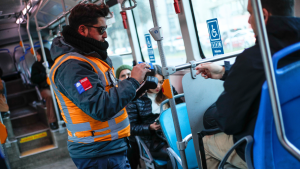 Contraloría dio luz verde: las sanciones que arriesgan los evasores del transporte público