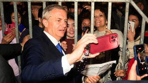 Encuesta Cadem: aprobación del presidente Kast se recupera y sube cuatro puntos al 42%