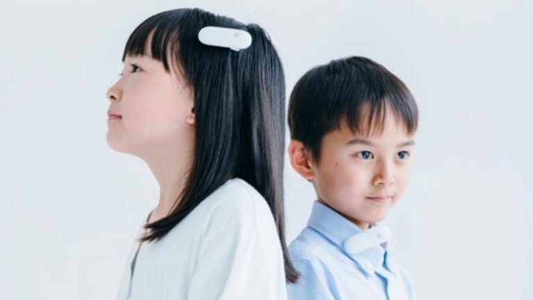 Llegará a Chile: cómo funciona el invento japonés que permite a las personas sordas sentir el sonido
