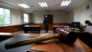 Fallo acreditó espionaje a periodista: condenan a exjuez Poblete y a general (r) Nazal en caso 