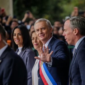 Chapitas opositoras, una carta y aplausos a sala cuna: el lado B de la primera Cuenta Pública de Kast