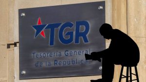 Oposición impulsa ley “Sueldo Protegido” para frenar embargos de sueldos y desata choque con la UDI