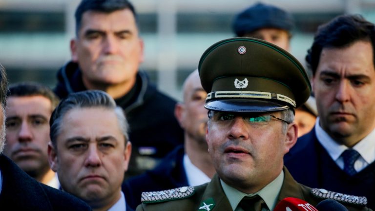 Carabinero condenado por cegar a manifestante se entrega a la justicia y parlamentarios piden a Kast concederle indulto presidencial
