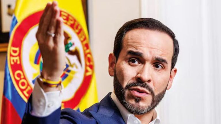 Las mil caras de Abelardo de la Espriella: el mediático abogado (y cantante de baladas) que asumirá la presidencia de Colombia