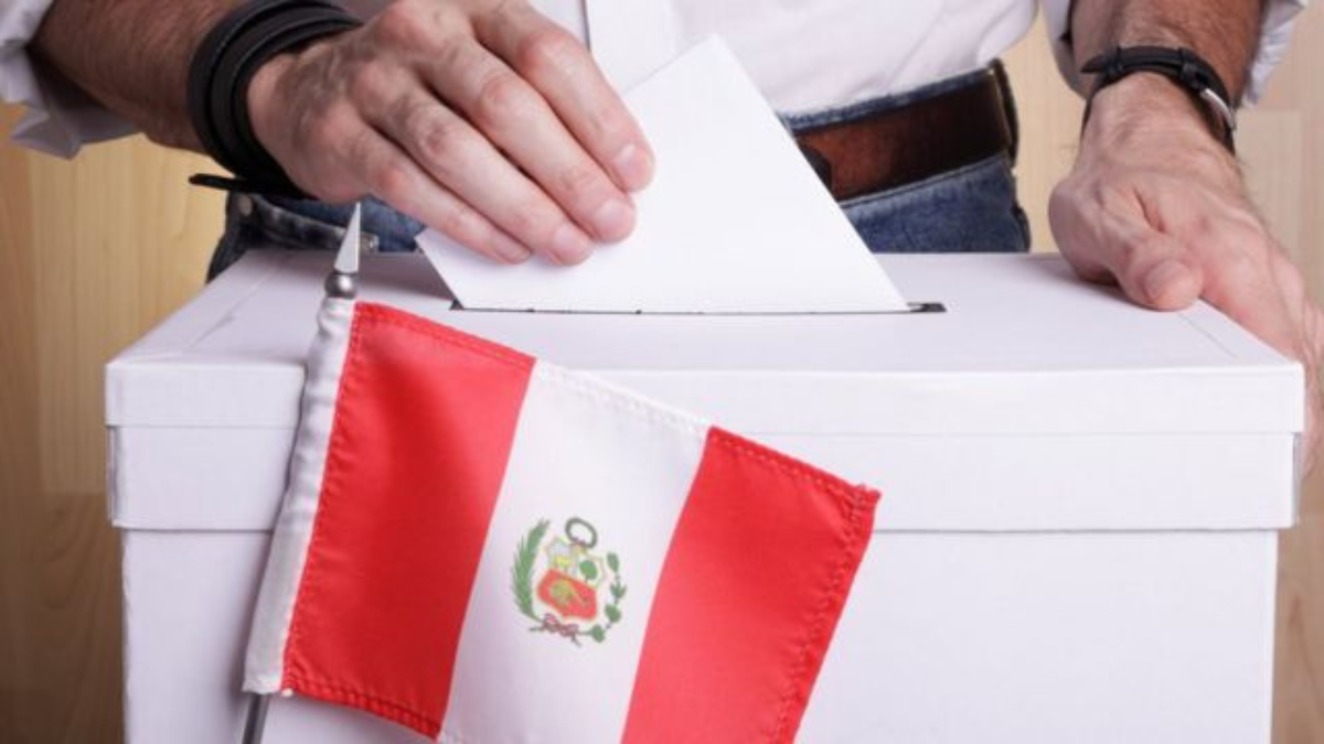 Lento conteo de votos prolonga el suspenso en Perú