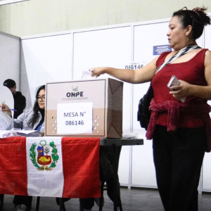 Balotaje en Perú: cuántos pueden votar en Chile y dónde estarán las mesas en Santiago y regiones