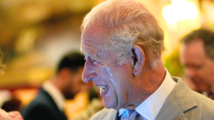 FOTOS - Rey Carlos III sufre con la ola de calor que bate récords en Reino Unido y los muertos en España superan los 210