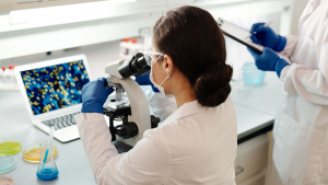 Los laboratorios que despiertan interés en multimillonarios y su carrera por alcanzar la juventud eterna