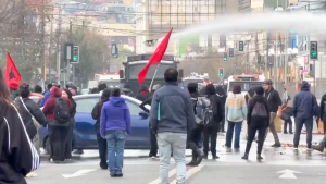 VIDEO - Cuenta Pública: encapuchados se enfrentaron con Carabineros en Valparaíso