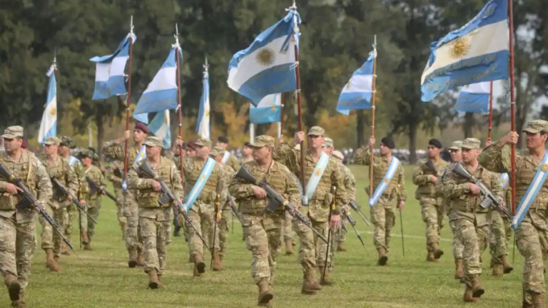 Uber, repartidores y guardias: los trabajos que Milei autorizó a militares argentinos para complementar sus sueldos