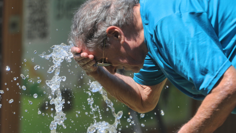 Refuerzan alerta roja por ola de calor extremo luego de la muerte de dos niños y tres adultos mayores en Europa