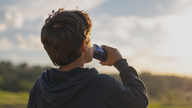 Investigación detecta que niños chilenos menores de cinco años consumen bebidas energéticas