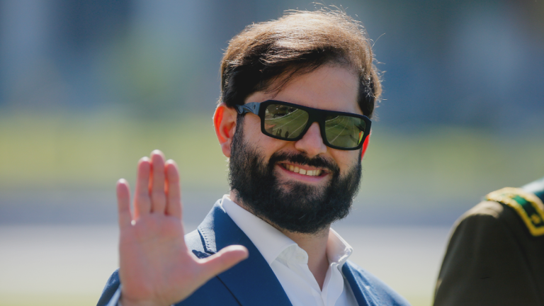Cadem: Boric es visto como líder de la oposición y alcaldes son personajes políticos mejor evaluados