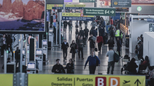 Contraste en mercado hotelero: aumento en tráfico aéreo en Santiago y caída en ocupación
