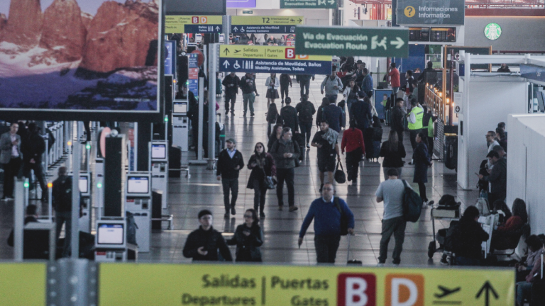 Contraste en mercado hotelero: aumento en tráfico aéreo en Santiago y caída en ocupación