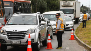 Restricción vehicular: revisa cuáles son las patentes que no pueden circular este lunes 1 de junio