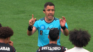 ¿Cuánto cobra un árbitro en el Mundial 2026? chileno Cristián Garay es designado en nuevo partido pese a polémico debut