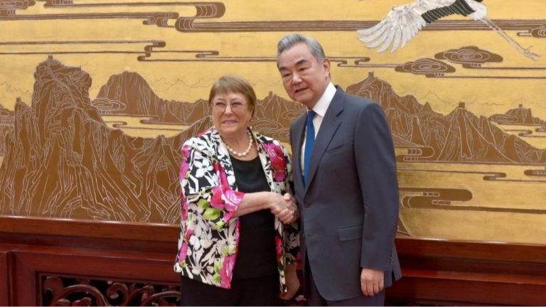 Los temas que abordó Michelle Bachelet con el canciller chino en reunión en medio de campaña por la ONU