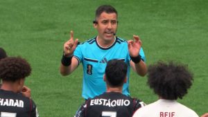 ¿Cuánto cobra un árbitro en el Mundial 2026? chileno Cristián Garay es designado en nuevo partido pese a polémico debut