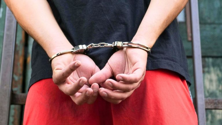 Contra uno usaron munición no letal: qué se sabe de los chilenos detenidos por millonarios robos en Estados Unidos