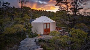 Cómo es Patagonia Camp, el exclusivo hotel chileno que ofrece dormir bajo las estrellas y fue premiado como el mejor de Sudamérica