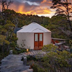 Cómo es Patagonia Camp, el exclusivo hotel chileno que ofrece dormir bajo las estrellas y fue premiado como el mejor de Sudamérica