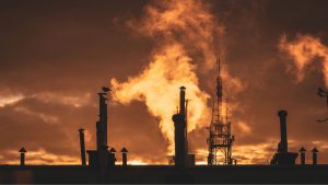 Cómo la crisis del petróleo está empujando al mundo a diversificar la matriz energética (y qué tan preparado está Chile)