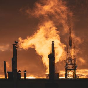 Cómo la crisis del petróleo está empujando al mundo a diversificar la matriz energética (y qué tan preparado está Chile)