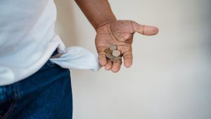 Estudio sobre pobreza: un 64% dice convivir con ella y uno de cada cinco chilenos experimenta estrés económico permanente