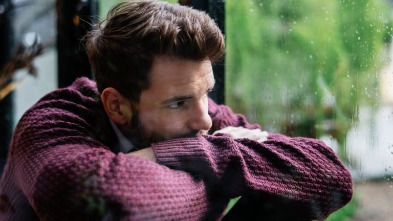 Reprimir emociones también enferma: la importancia de hablar sobre salud mental masculina