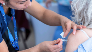 Atenciones por virus respiratorios alcanzan su nivel más alto del año: dónde puedo vacunarme
