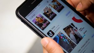 FOTO | El peligroso juguete viral de TikTok que llegó a Chile y alerta por riesgo de explosiones y quemaduras graves