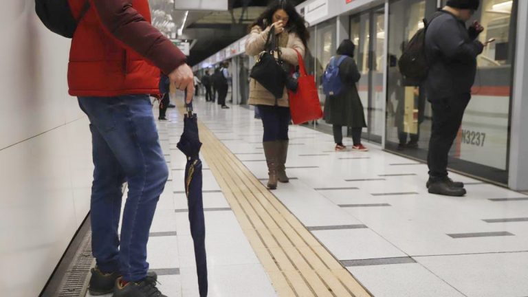 Metro anuncia cierre de accesos por sistema frontal: revisa las estaciones afectadas