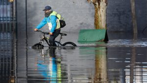 ¿Por qué Santiago se inunda todos los inviernos?: la geografía, la infraestructura y cuáles son las soluciones que aún no llegan