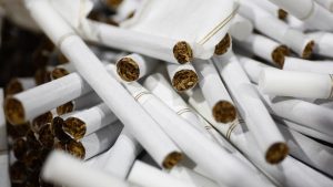 El informe que revela pérdidas de US$1.000 millones al año por contrabando de cigarrillos en Chile